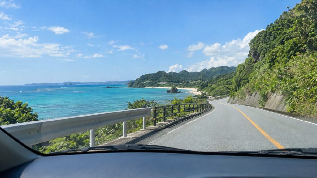沖縄北部の海沿いの道