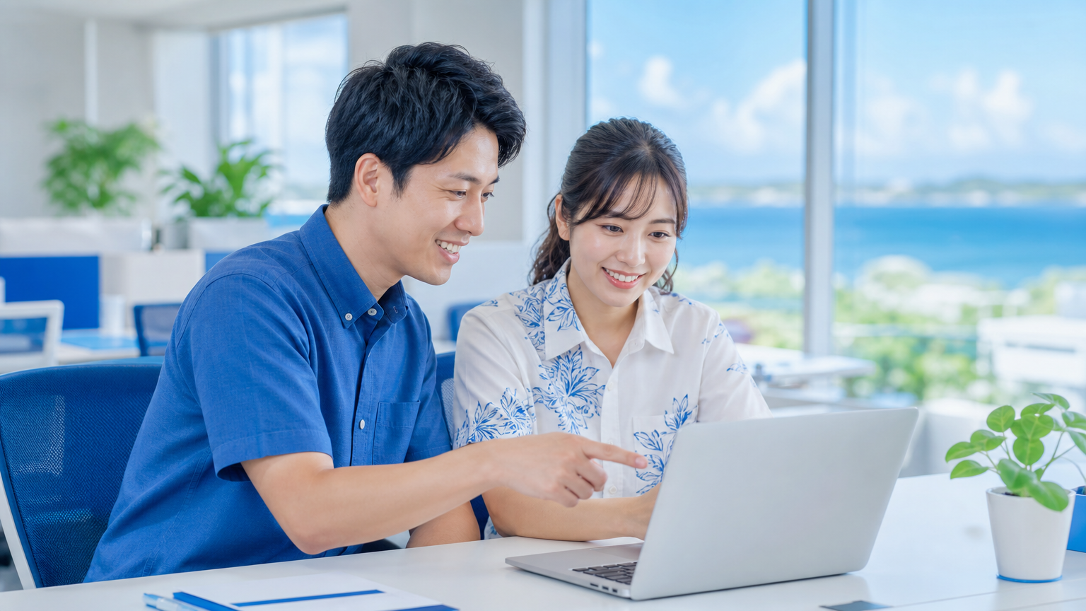 旗振り役が同僚の隣で一緒にAIツールの使い方を教える様子